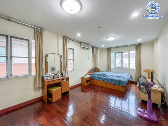 *****บ้านเดี่ยวมือสอง ม.นันทวัน สุขาภิบาล5 พร้อมเข้าอยู่ พร้อมฟังก์ชัน 3 ห้องนอน 2 ห้องน้ำ 1 ที่จอดรถ สภาพดีมากๆ บนเนื้อที่กว่า 57.7 ตร.ว. กว้างมาก พื้นที่ใช้สอยมากถึง 194 ตร.ม. บนทำเลศักยภาพ เชื่อมต่อถนน รามอินทรา, วัชรพล, สุขาภิบาล5 เดินทางสะดวก ใกล้ทางด่วน "ฉลองรัช" และรถไฟฟ้าสายสีเขียว "สถานีสายหยุด"